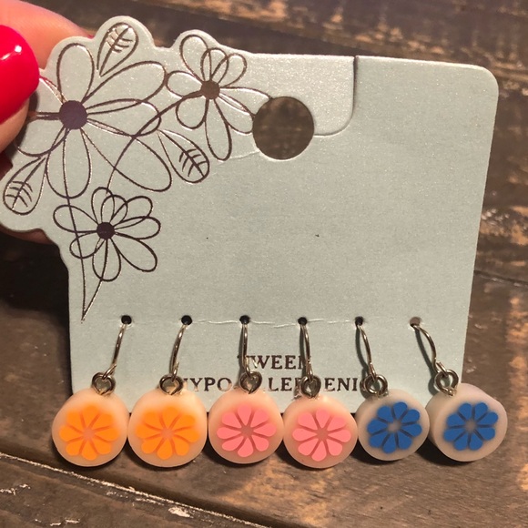4 for $20 Sale! 🦋 NEW Tween Earrings - Picture 1 of 2